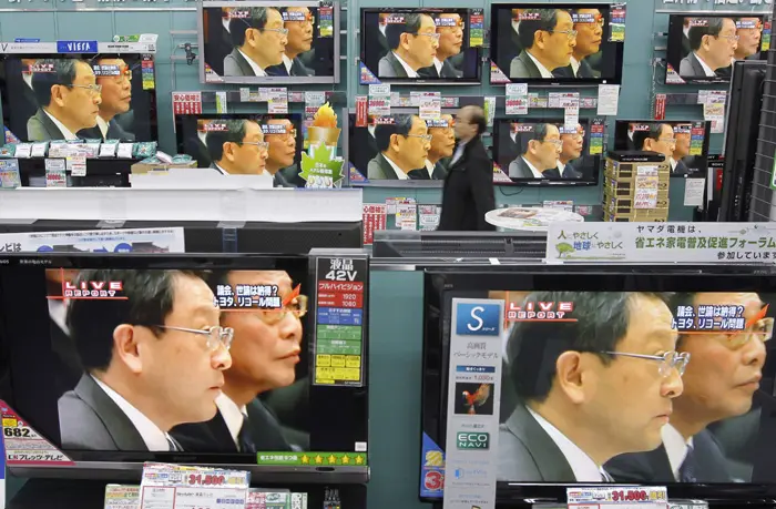 מקלטי טלוויזיה ביפן משדרים את עדות יו"ר טויוטה בבית הנבחרים בארה"ב
