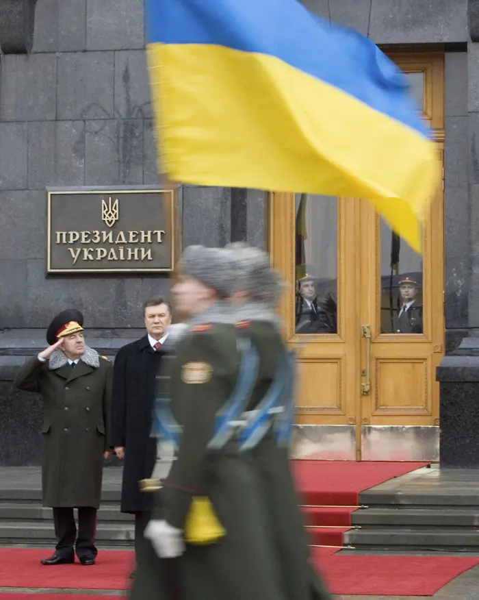 נשיא אוקראינה ויקטור ינוקוביץ' סוקר את המשמר הנשיאותי