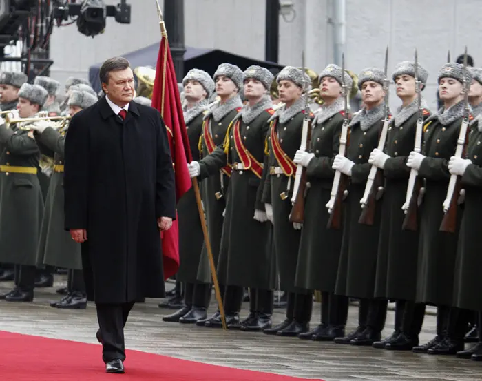 נשיא אוקראינה ויקטור ינוקוביץ' סוקר את המשמר הנשיאותי