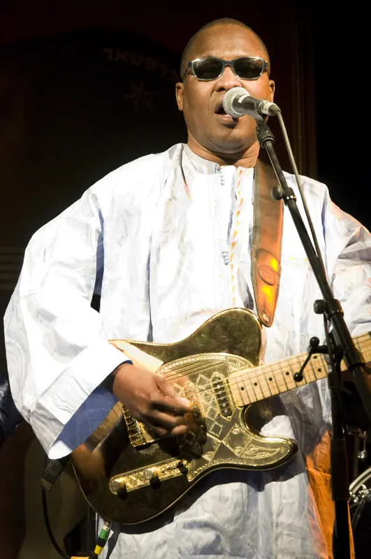 הגיטרה החשמלית שלו צנועה  כמעט כמו נוכחות שלו על הבמה. אמאדו בהופעה בזאפה בתל אביב