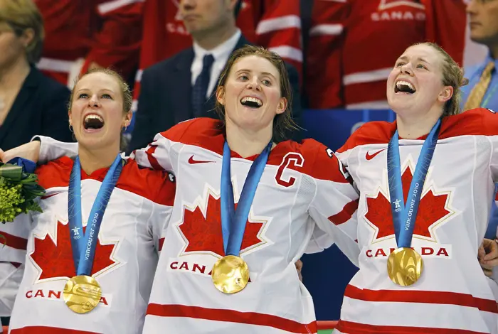 הביאו את מדליית הזהב השמינית לקנדה. בנות ההוקי קרח