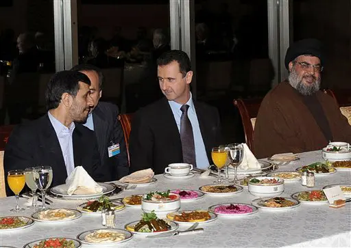 מזכ"ל חיזבאללה חסן נסראללה, נשיא סוריה בשאר אסד ונשיא אירן מחמוד אחמדיניג'ד בארוחת ערב רשמית בדמשק, פברואר 2010