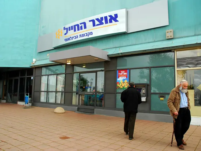 העובדים דורשים להשוות את תנאיהם לאלו של עובדי בנק לאומי. בנק אוצר החייל