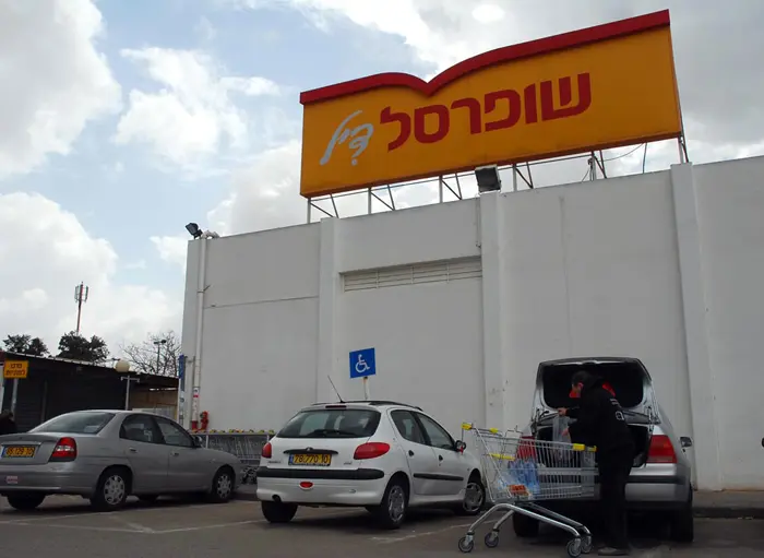 העדר הבידול שהוא ממד יסודי באסטרטגיה השיווקית של הרשתות הגדולות הכניס אותן למלחמת מחירים עזה עם הרשתות הבינוניות והקטנות