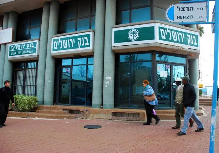 "צר לנו על בנק יהודי, ישראלי, שמתעלם ומתכחש לחלק בלתי מבוטל מתושבי הארץ שלו"
