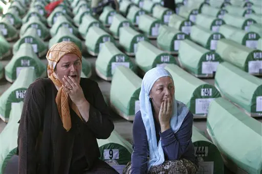 כ-7,000 גברים וילדים מוסלמים נטבחו בסרסרניצה ב-1995. ארונותיהם של קורבנות הטבח