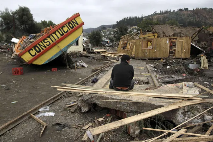 תושב קונסטיטוסיון שנפגעה ברעידת האדמה והצונאמי בצ'ילה סוקר את ההרס