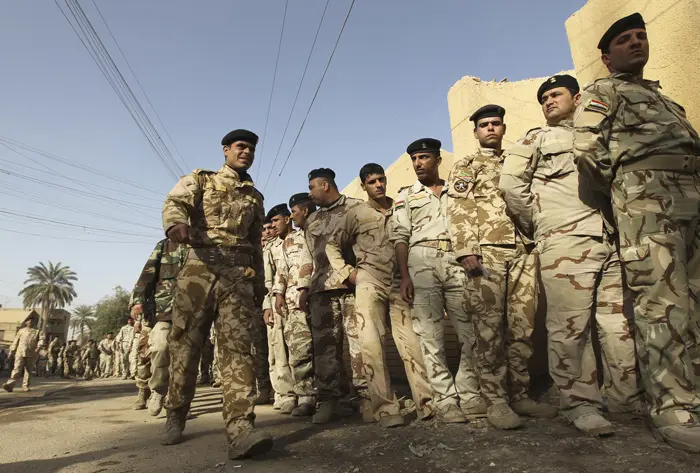 חיילים עירקים עומדים בתור להצבעה בבחירות לפרלמנט