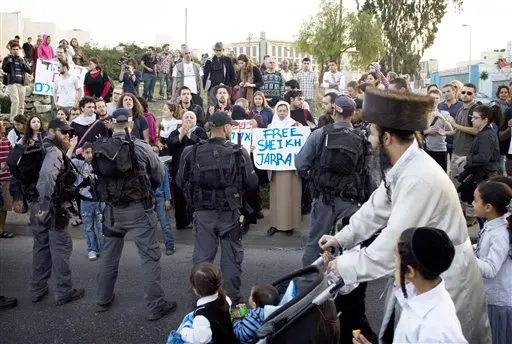 "המשטרה מפלה את המפגינים ביחס לקבוצות אחרות, בכך שאינה מקצה להם רישיון להפגין". ההפגנות בשכונה