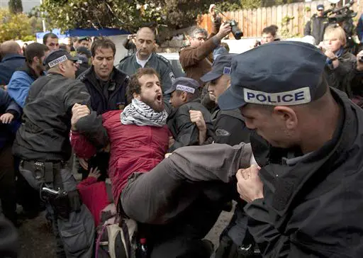 המשטרה לוקחת לעצמה את החופש לנהוג באלימות כלפי ציבורים אשר אינם נושאים חן בעיניה: ערבים, שמאלנים או מתנחלים. הפגנה בשייח ג'ראח