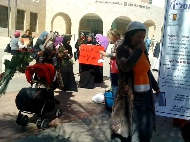 משמרת מחאה נגד אלימות כלפי נשים בדואיות, היום מול קריית הממשלה בבאר שבע.