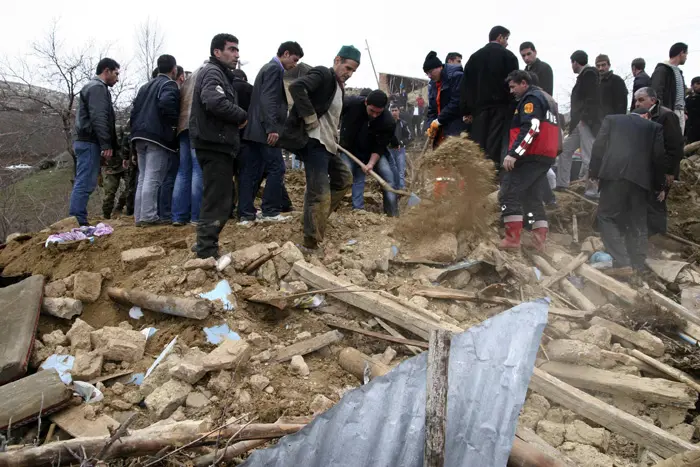 פעולות חילוץ בעיר קרקוצ'ן שנפגעה ברעידת האדמה במזרח טורקיה