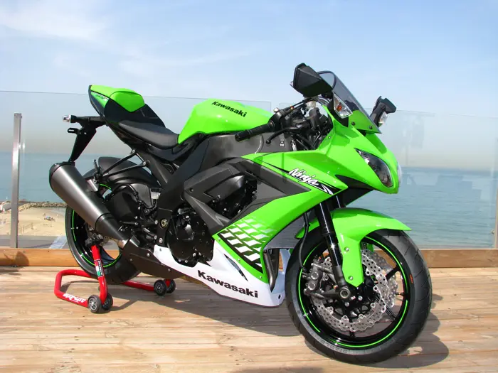 עמו גם ה-ZX10R מאותן שנים בשל ליקוי חשמלי הגורם לדימום המנוע בזמן רכיבה