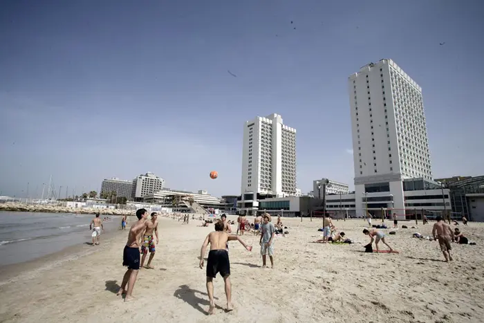 הטמפרטורות יהיו גבוהות מהרגיל לעונה. חוף הים בתל אביב