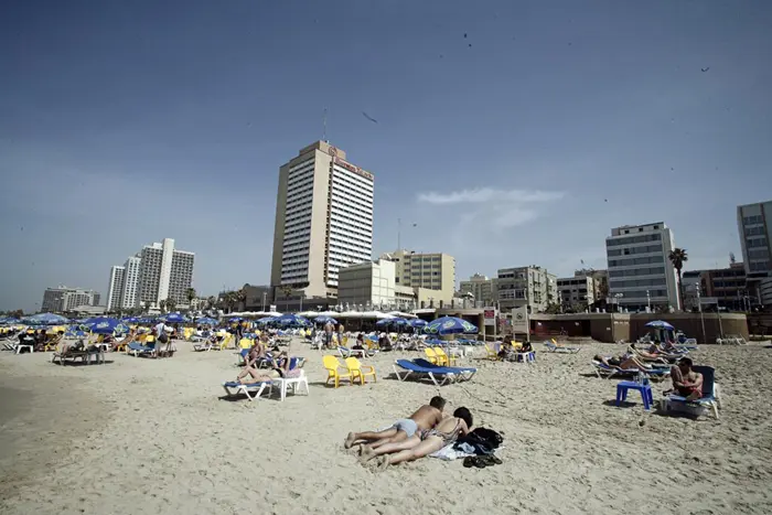בתל אביב הטמפרטורות צפויות להרקיע ל-35 מעלות. חוף הים של תל אביב, אתמול