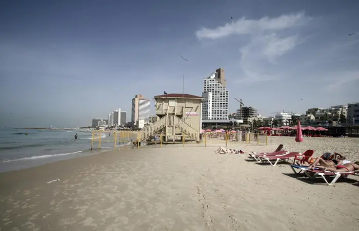 הצעיר וחברו נכנסו למים והחלו לטבוע