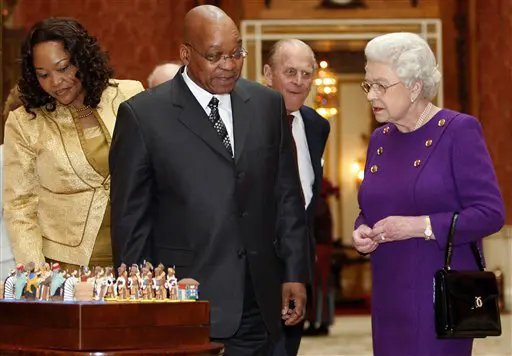 אז מה את אומרת, 42 מיליון קונדומים יספיקו? אליזבת מלכת בריטניה ונשיא דרום אפריקה ג'ייקוב זומה