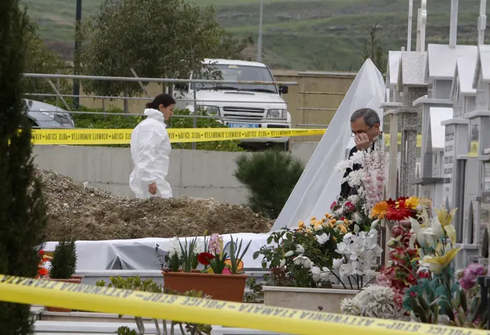 חוקרים ליד הקבר בו נמצאה גופתו של נשיא קפריסין לשעבר שנחטפה