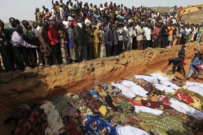 קורבנות הטבח הפוליטי במרכז ניגריה נטמנים בקבר אחים