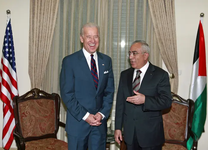הרשות נסמכת לחלוטין על סיוע זר. ראש הממשלה הפלסטיני סלאם פיאד עם סגן נשיא ארצות הברית, ג'ו ביידן