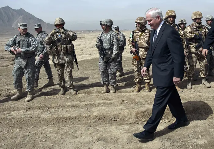 "קצב הנסיגה מאפגניסטן יהיה תלוי בתנאים שבשטח". רוברט גייטס מבקר במחנה צבאי במחוז קאבול