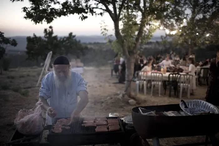 יקי מורג מכין בשר על האש בבת עין, גוש עציון