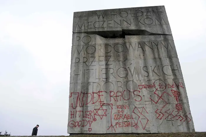 הכתובות שרוססו באנדרטה במחנה הריכוז