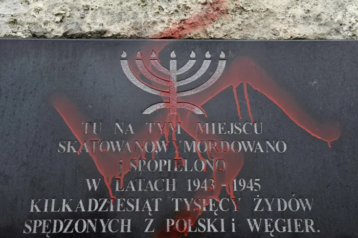 הכתובות רוססו יממה לפני צעדה שהיתה אמורה להתקיים בגטו קרקוב הסמוך