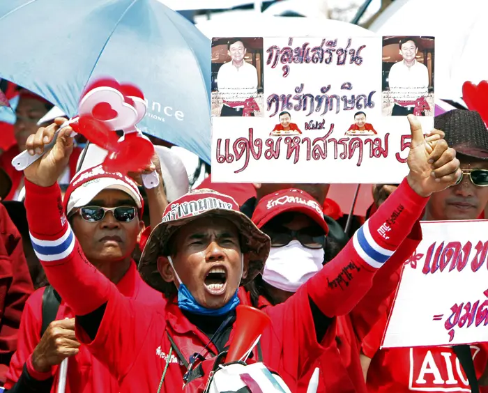 חברי החולצות האדומות תומכים בראש הממשלה המודח של תאילנד טקסין שינאווטרה