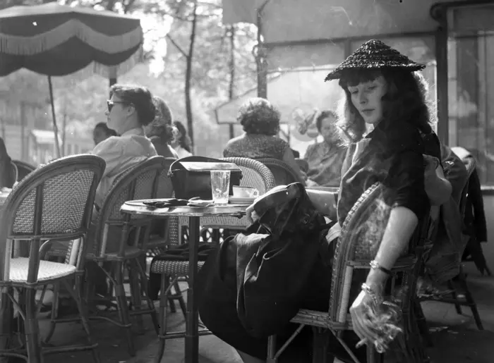 מתענגת על קפה בשאנז אליזה. 1951