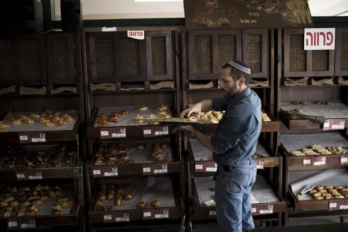 עובד מסדר מאפים על מדפי "מאפית אריאל" בישוב שבי שומרון שבשומרון