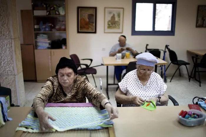 קשישים מכינים עבודות יד במועדון "יחדיו" בישוב קדומים שבשומרון