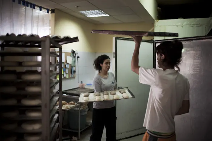 צעירים עובדים ב"מאפית אריאל" בישוב קרני שומרון, בשומרון