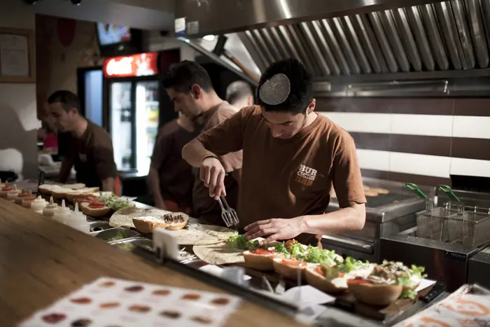 צעירים עובדים בסניף Burgers Bar (בר בורגרס) שבישוב אפרת, גוש עציון
