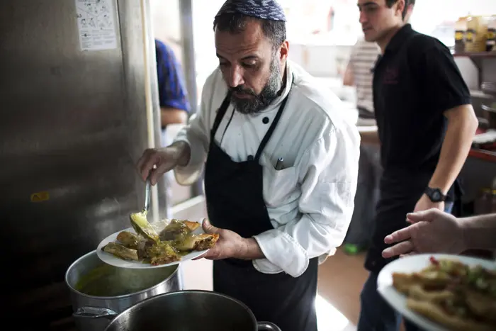 ג'קי, השף של "קיטרינג שילה" מכין ארוחה לסעודת ברית מילה בישוב שילה שבשומרון