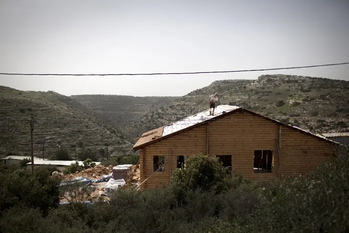 אדם בונה בית בחוות יאיר שבשומרון