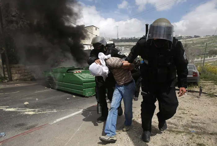 "ככה נראים חיים של שוטר ובני משפחתו רק בגלל שהוא מבצע את תפקידו". שוטרים מתעמתים עם מפגינים במזרח ירושלים