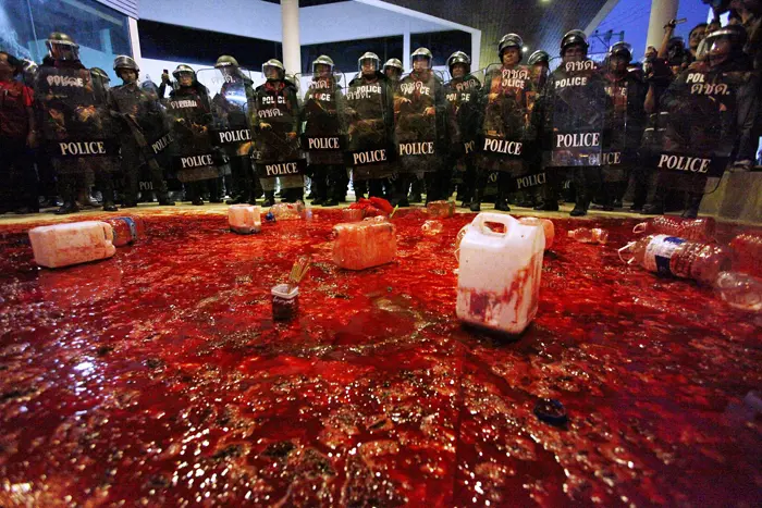 דם ששפכו מפגינים על שערי בניין הממשלה התאילנדית