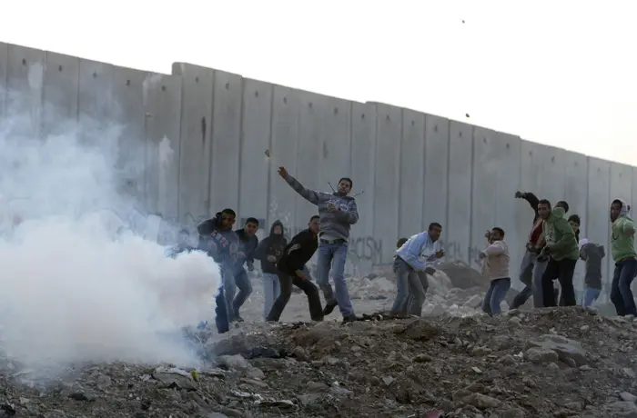 פלסטינים רבים התגודדו במקום ויידו אבנים לעבר כוחות הביטחון