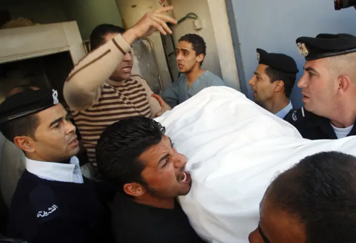 פלסטינים נושאים את גופתו של אחד ההרוגים בהפגנה בכפר