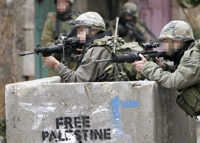 חיילים מכוונים נשק אל עבר מפגינים פלסטינים בחברון
