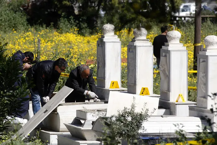מי מחלל את בתי הקברות בקפריסין?  שוטרים בודקים את הקברים שנשדדו