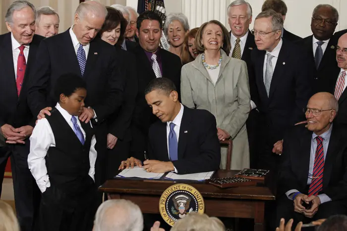 נשיא ארה"ב ברק אובמה חותם על הרפורמה במערכת הבריאות