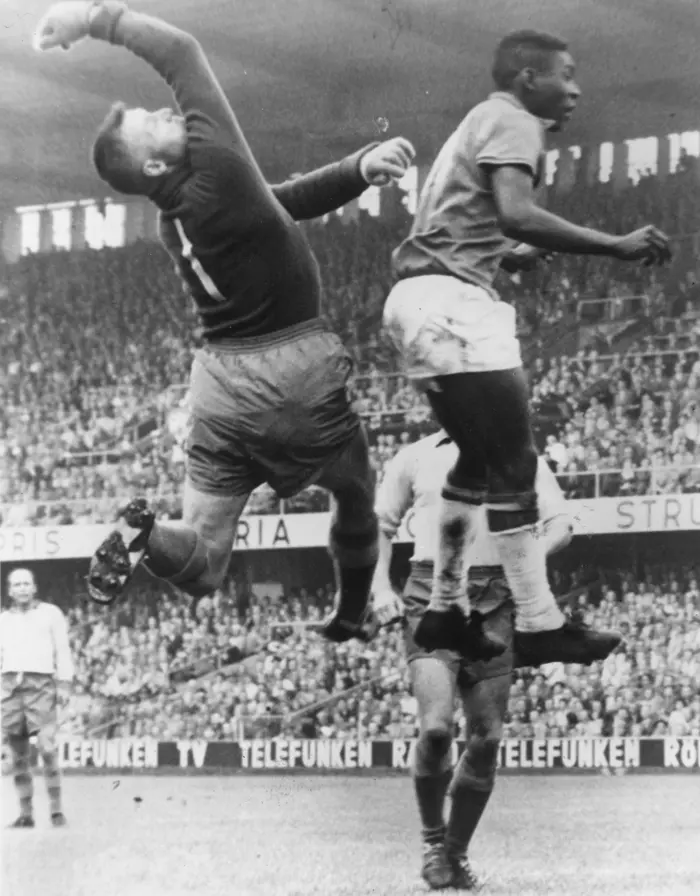 שחקן נבחרת ברזיל בשנת 1958 פלה מול שוער נבחרת שבדיה קאלה סוונסון