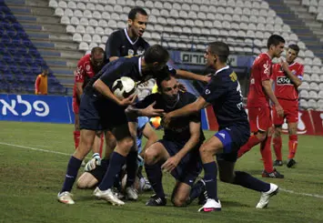 ערימה של חבר'ה על יחיאל