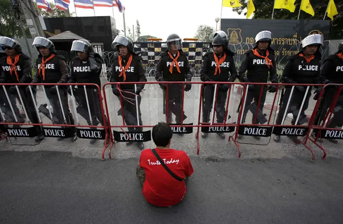 חבר ב"חולצות האדומות"מול כוחות ביטחון בבנגקוק
