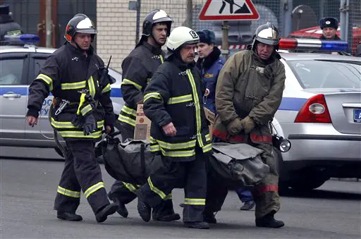 פינוי פצועים בפיגוע במוסקבה