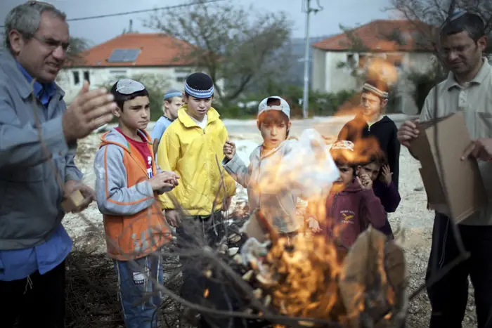 תושבי הישוב טלמון שורפים חמץ בערב פסח