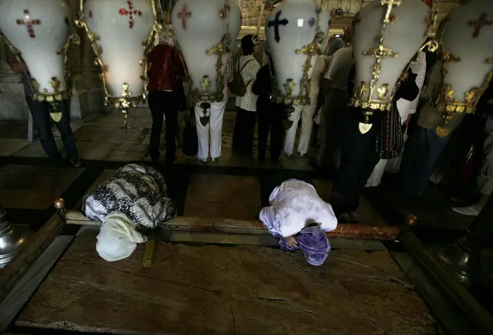 "לא חסרים אתרים יהודיים". מתפללים בכנסיית הקבר בירושלים