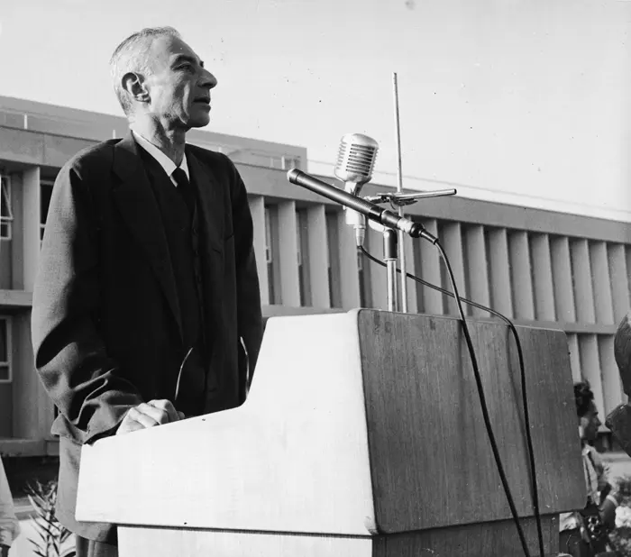 מדען האטום האמריקני רוברט אופנהיימר נואם בהקמת המרכז למחקר גרעיני בשורק - מאי 1958